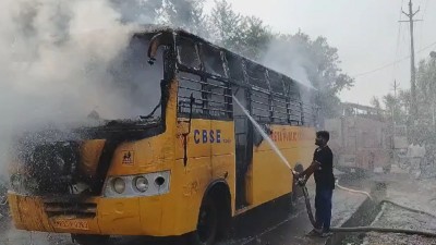 श्योपुर: स्कूल बस में भड़की भीषण आग, अंदर मौजूद थे कई बच्चे