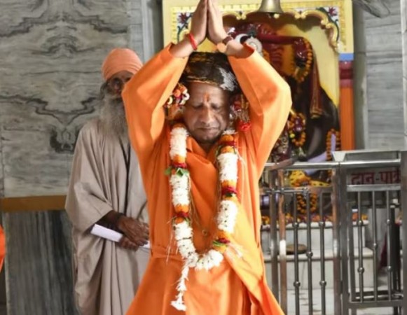 विजयदशमी पर CM योगी ने अनोखे अंदाज में की गोरखनाथ मंदिर में पूजा