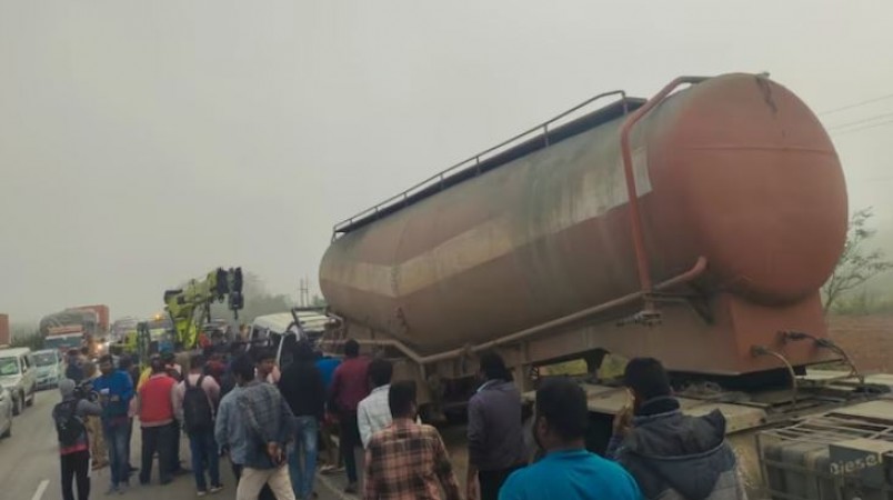 कर्नाटक में दुखद सड़क हादसा, ट्रक और कार की टक्कर में 12 लोगों की मौत