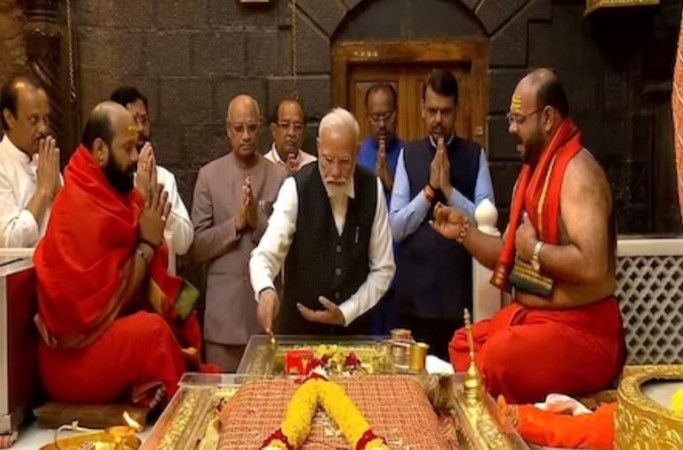 5 साल बाद शिरडी पहुंचे PM मोदी, साईं बाबा मंदिर में की पूजा