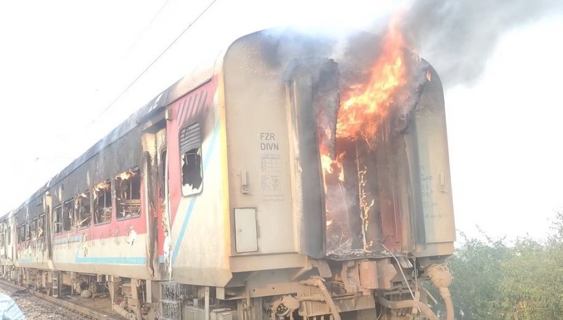 अचानक चलती ट्रेन में लग गई भयंकर आग, 'भगवान' बनकर आए इस शख्स ने बचाई 150 यात्रियों की जान
