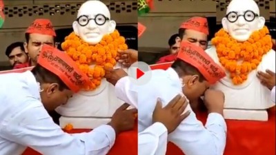 बापू...! गांधी जयंती पर फुट-फूटकर रोने वाले सपा नेता ने चोरी बिजली, 54 लाख जुर्माना