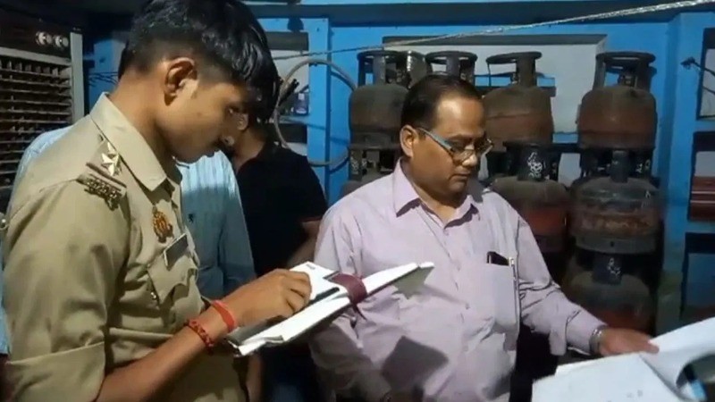 साद-नईम के गैस रिफिलिंग प्लांट पर यूपी पुलिस की रेड, 176 सिलेंडर जब्त