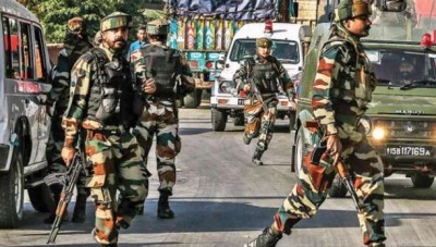 कश्मीर में बाज़ नहीं आ रहे आतंकी, पुलिस अफसर के बाद अब यूपी के मजदूर को मारी गोली, सेना ने घेरा इलाका