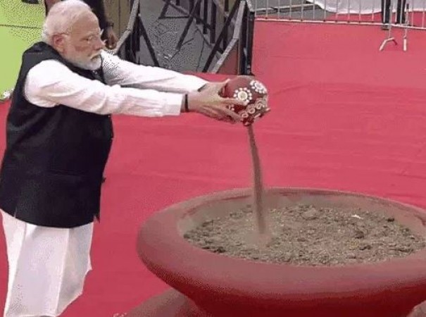 'मेरी माटी मेरा देश-अमृत कलश यात्रा' के समापन समारोह में PM मोदी ने लिया हिस्सा, भारत कलश में डाली मिट्टी