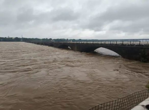 खंडवा में 24 घंटे में सवा 5 इंच बारिश, नर्मदा उफनी तो मोरटक्का से इंदौर हाईवे तक लगाई रोक