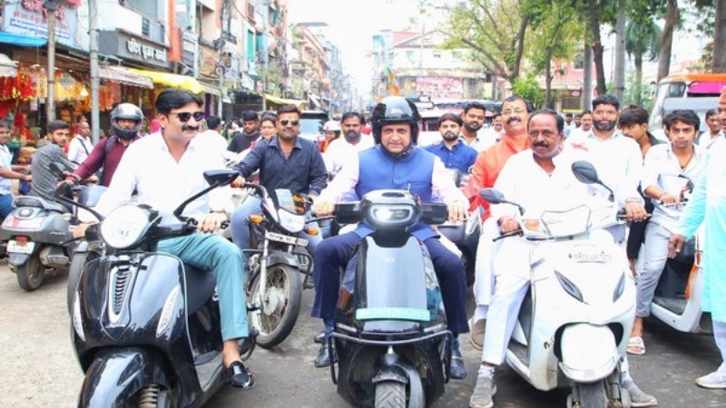 Indore celebrates No Car Day today, collector reaches office by e-bike