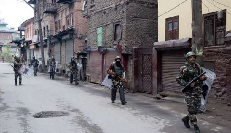 कश्मीर में 'महिलाएं और नाबालिग' भी आतंकी ! सेना ने 6 को दबोचा, तीन पिस्तौल और पांच हथगोले सहित अन्य हथियार बरामद