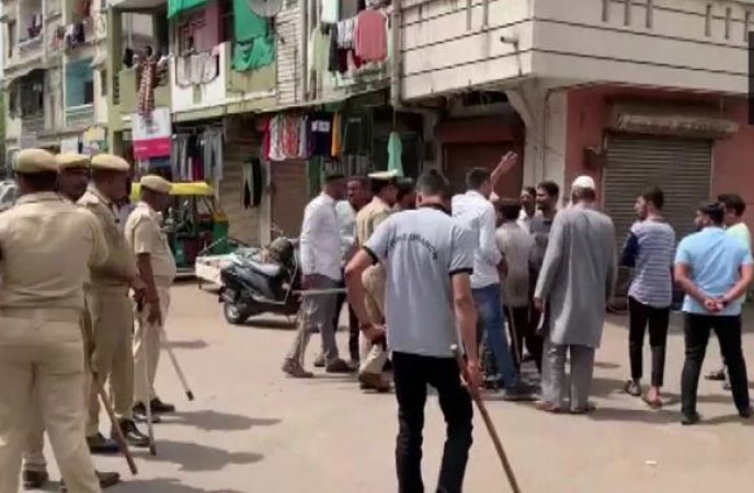मुस्लिम बहुल इलाके में गणेश विसर्जन जुलुस पर हमला, गणपति की प्रतिमा भी तोड़ी, देखें छतों से हो रहे पथराव का Video