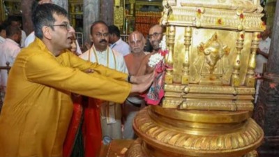 लड्डू विवाद के बीच तिरुपति मंदिर पहुंचे CJI चंद्रचूड़, की पूजा अर्चना