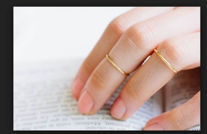 बाँझ महिलाएं इस अंगुली में पहने सोने की अंगूठी, हो जाएगी संतान