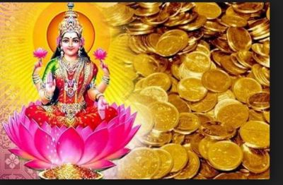 आज माता लक्ष्मी के मंदिर में चढ़ा दें यह 5 रुपए की चीज़, बन जाएंगे सारे काम