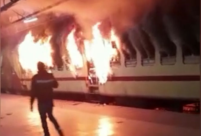 पैसेंजर ट्रेन में लगी भीषण आग , एक बोगी जलकर हुई खाक