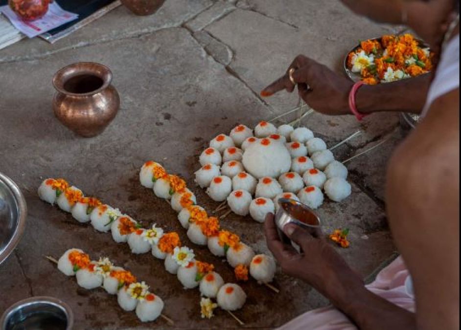 घर में पूर्वजों की लगी तस्वीर कर सकती है आपको बर्बाद, रखे इन बातों का ध्यान