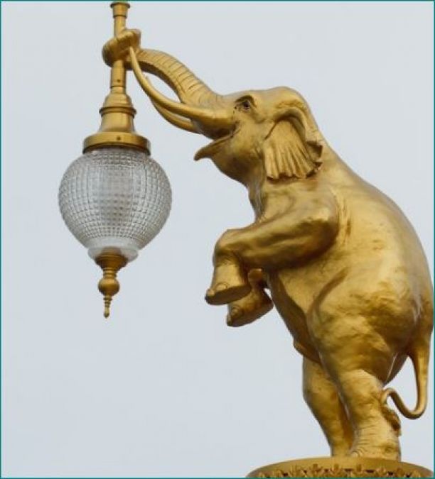 Placing an elephant statue in this direction of the house leads to money gain
