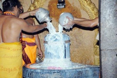 क्या आप जानते है भगवान शिव को क्यों चढ़ाया जाता है दूध?
