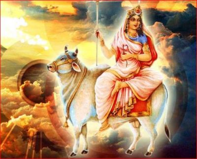 On the first day of Navratri, you must perform the Aarti of Goddess Shailputri