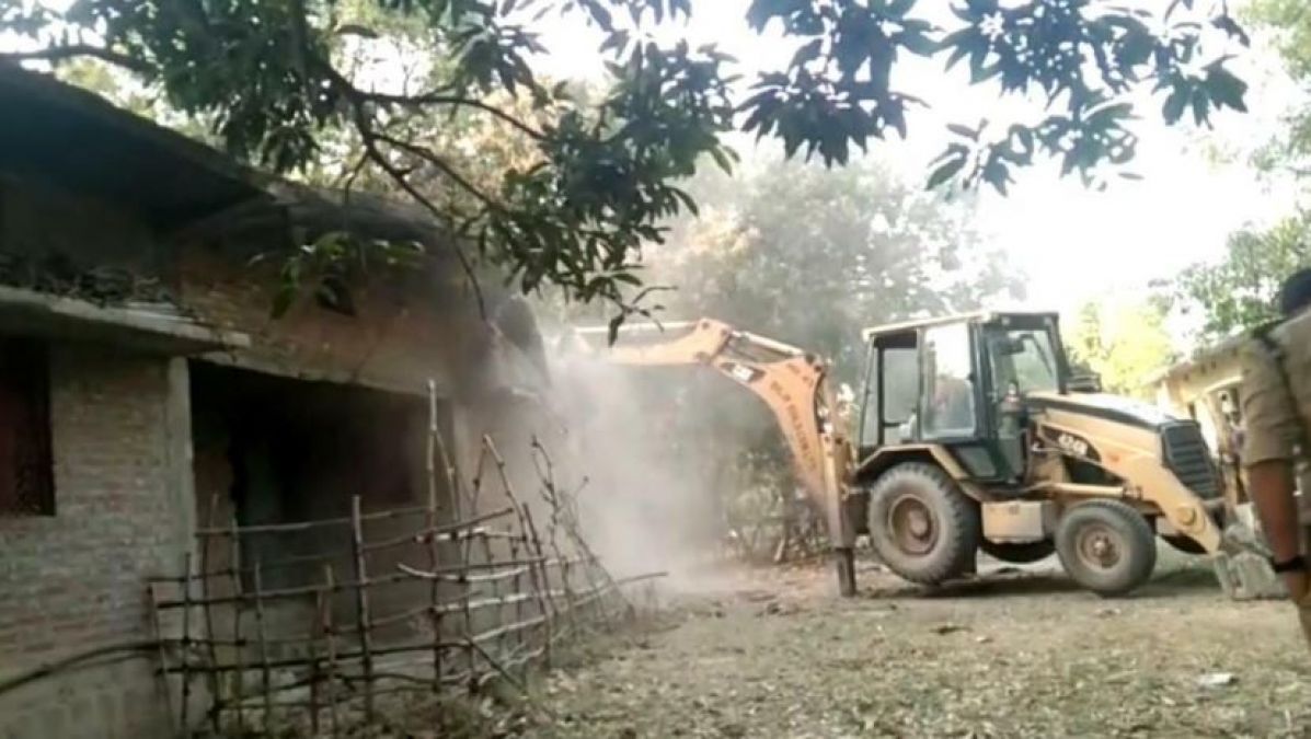 Protest against rape accused Mahant, bulldozer demolishes ancestral house