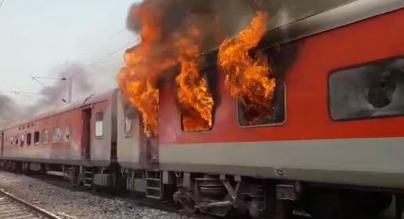 सिरफिरे ने चलती ट्रेन में लगा दी आग, दहशत में लोगों ने बच्चे समेत लगा दी छलांग