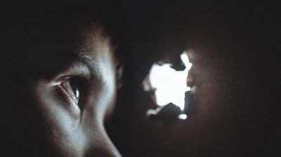 21 साल की लड़की ने किया नाबालिग लड़के का यौन शोषण