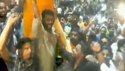 झारखंड: धार्मिक झंडे पर लटका दी मांस की थैली, हिन्दू संगठनों ने किया धरना प्रदर्शन, आरोपियों पर कड़ी कार्रवाई की मांग