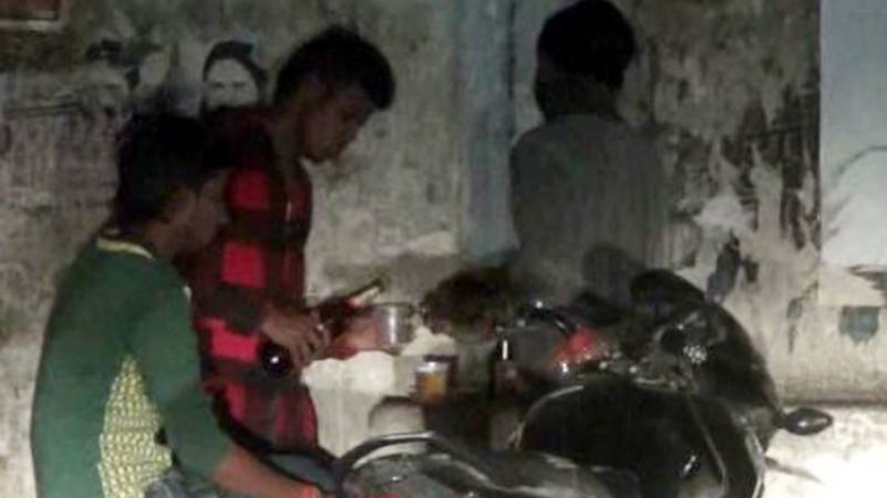 फरीदाबाद : कानून की धज्जियां उड़ाते हुए खुले में छलक रहे हैं जाम