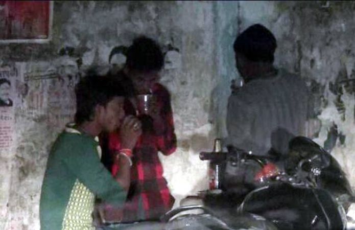 फरीदाबाद : कानून की धज्जियां उड़ाते हुए खुले में छलक रहे हैं जाम