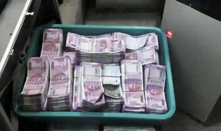 UP: 25 lakh cash seized from car, suspected of being used in Panchayat elections