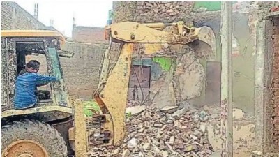 UP police demolished house of accused who killed former sarpanch