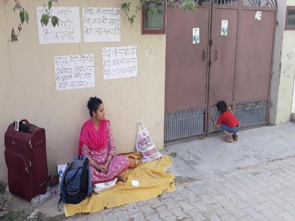 घर से बेघर धरने पर बैठी महिला ने PM-CM से लगाई मदद की गुहार