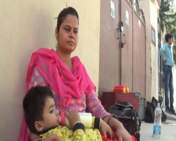 घर से बेघर धरने पर बैठी महिला ने PM-CM से लगाई मदद की गुहार
