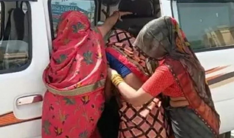 इलाज के नाम पर मौलवी ने महिला को गर्म चिमटे से जलाया, की अश्लील हरकत, FIR दर्ज