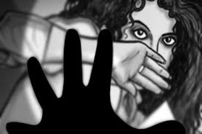बलात्कारी से रिश्वत लेने वाला पुलिस अफसर गिरफ्तार
