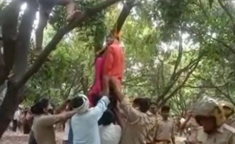 Dead bodies of couple found hanging on the tree in Hardoi!