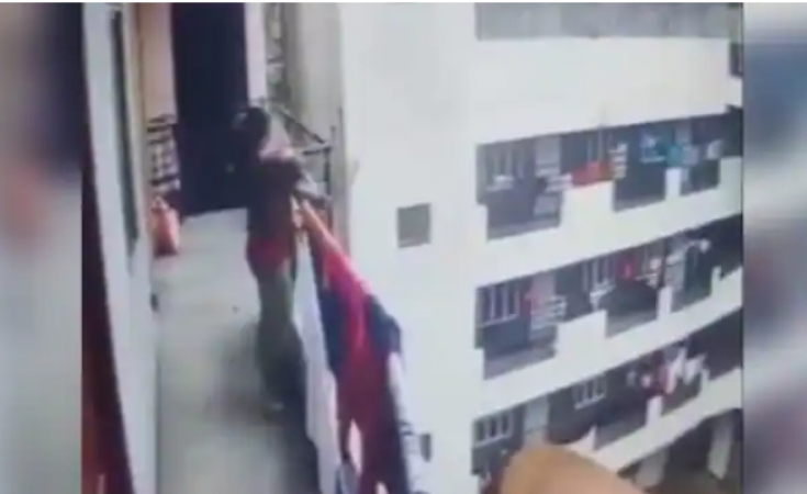 कलियुगी माँ ने अपनी 4 वर्षीय बच्ची को चौथी मंजिल से फेंका, CCTV कैमरे में कैद हुई घटना