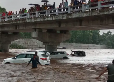 नदी किनारे पिकनिक मना रहा था परिवार, अचानक आ गई बाढ़