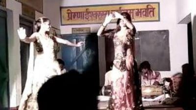 स्कूल में गांव प्रधान ने बार बालाओं को करवाया डांस, वीडियो हुआ वायरल
