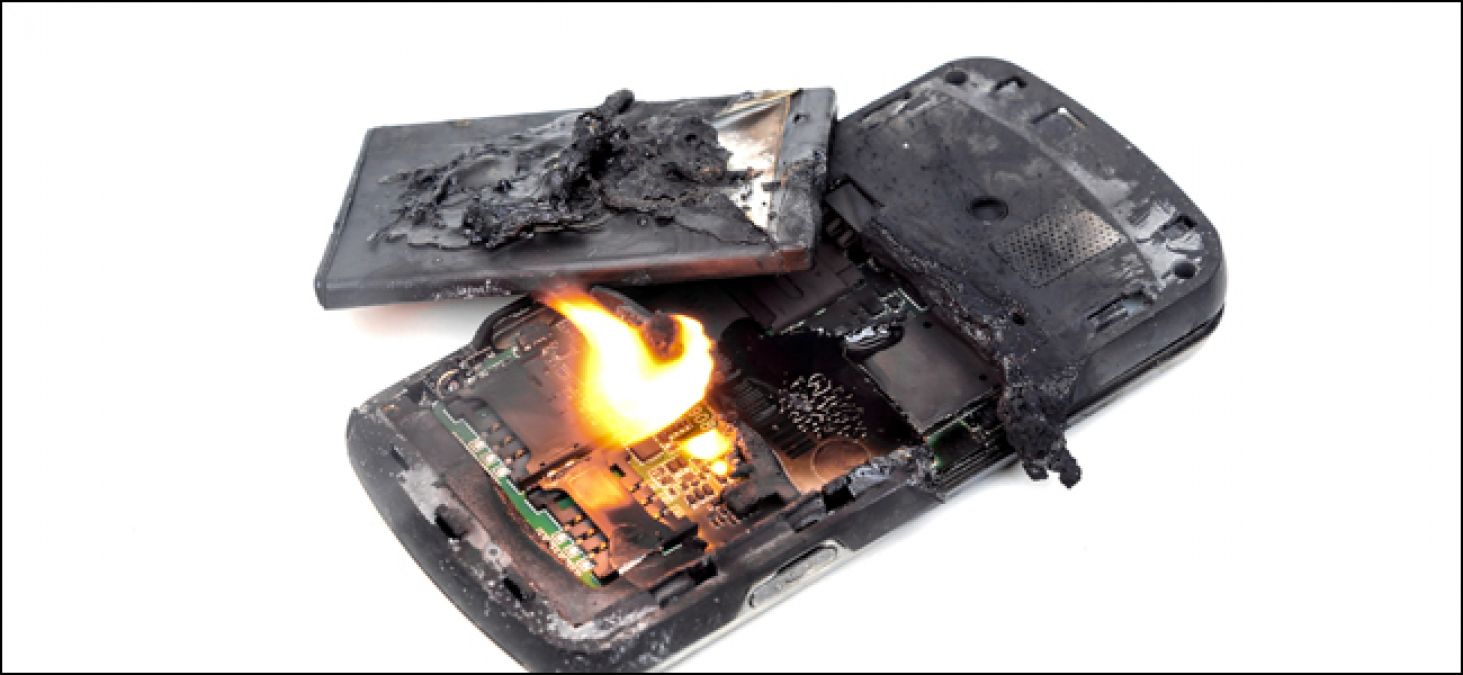 Smartphone battery explodes in the hands of a minor boy