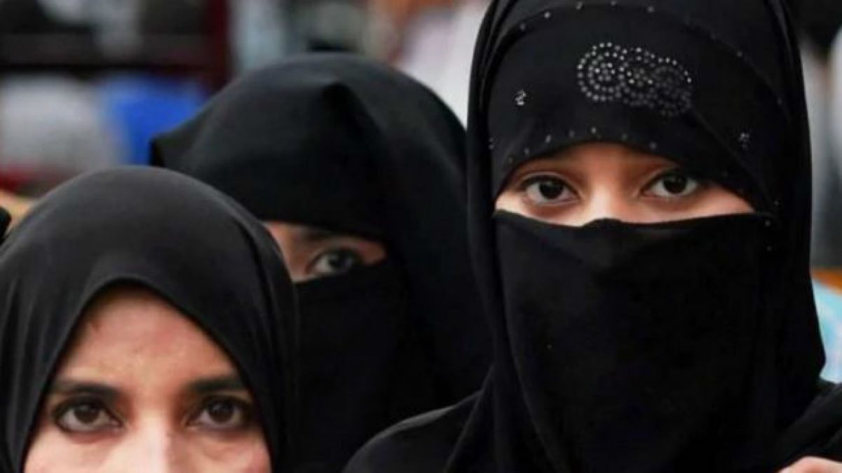 Husband gives triple talaq to wife in court premises