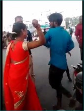 लखनऊ: रक्षाबंधन के दिन किराए के पीछे महिला ने कर दी टेंपो चालक की पिटाई, वीडियो वायरल
