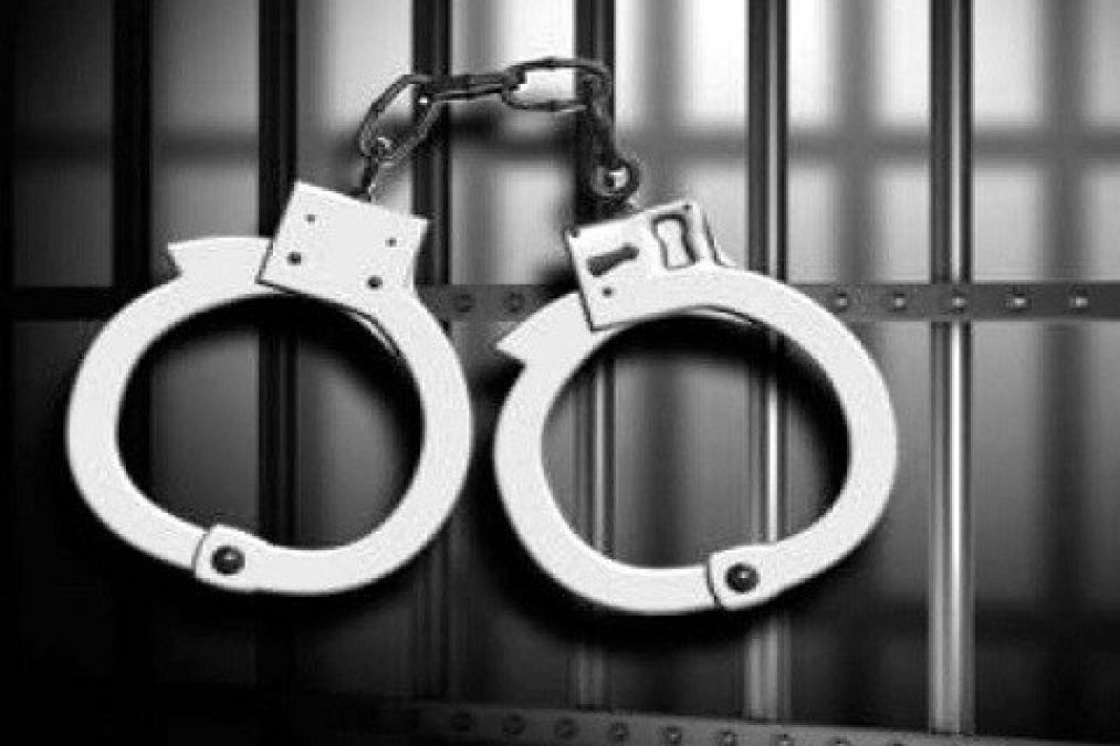 आगरा में कश्मीरी बाजार के कोठों पर छापा, देह व्यापार के आरोप में 43 लोग गिरफ्तार