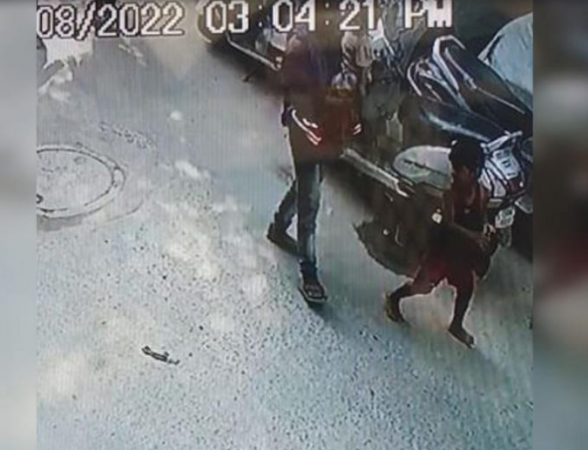 2 children kidnapped in broad daylight from outside house, caught on CCTV