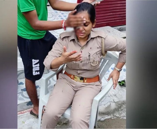 Video: Young man hit rod on head of female soldier on duty