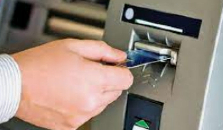 ATM से पैसे निकालते वक़्त भूलकर भी न करें ये काम, वरना हो जाएगा भारी नुकसान