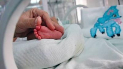 मैक्स अस्पताल: जिन्दा बच्चे को पार्सल में पैक किया