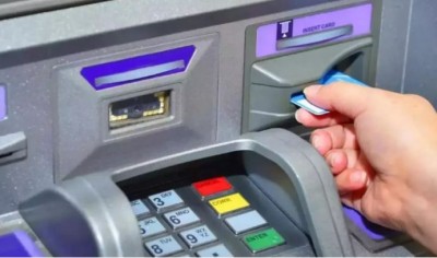 अब बिना ATM के गूगल पे और पेटीएम से निकाल सकते हैं पैसे, बस QR कोड को करना होगा स्कैन