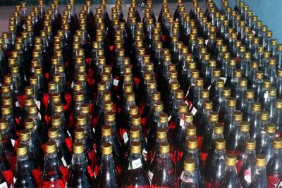 अंतर्राज्यीय तस्करों से 25 लाख रुपये की अंग्रेजी शराब जब्त