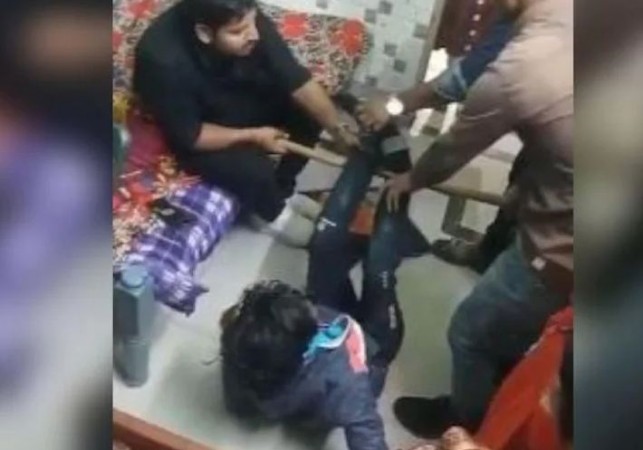 Two youths beating girl with sticks and sticks in Amethi, know what the whole matter is