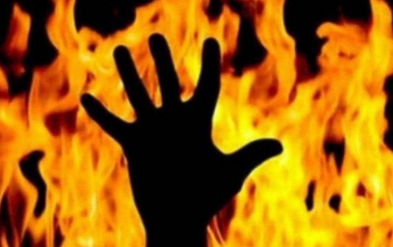 Woman beat husband and then sets him on fire, know the matter