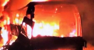 100 लोगों की भीड़ ने दो प्राइवेट बसों में लगा दी आग, यात्रियों ने भागकर बचाई जान